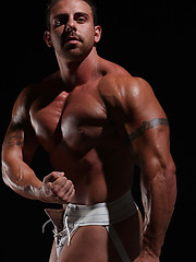 Muscled dude Xavier naked