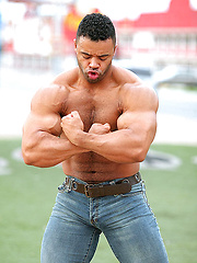 The nastiest black man on LiveMuscleShow