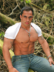 Fan favorite and Brazilian bodybuilding champ Samuel Vieira