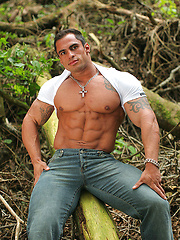 Fan favorite and Brazilian bodybuilding champ Samuel Vieira