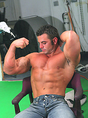 Superhung muscle dude love to show his naked body