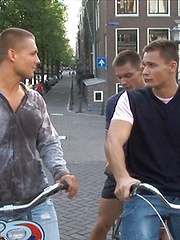 European twin gays goes into wild threesome