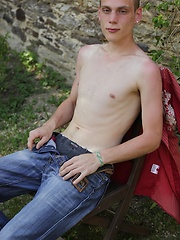Cute twink Franky busts a big nut outdoors.