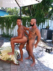 Bearded gay bear daddy bangs the asshole of a hot young Latin guy outdoors